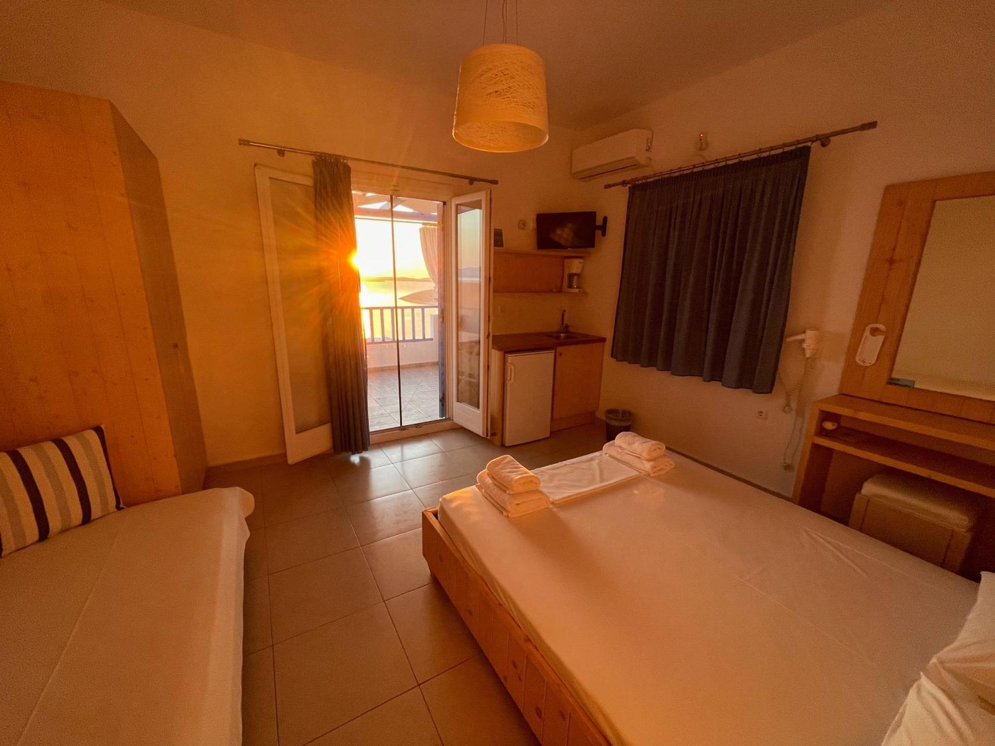 Meltemi Retreat Otel Irakleia  Dış mekan fotoğraf