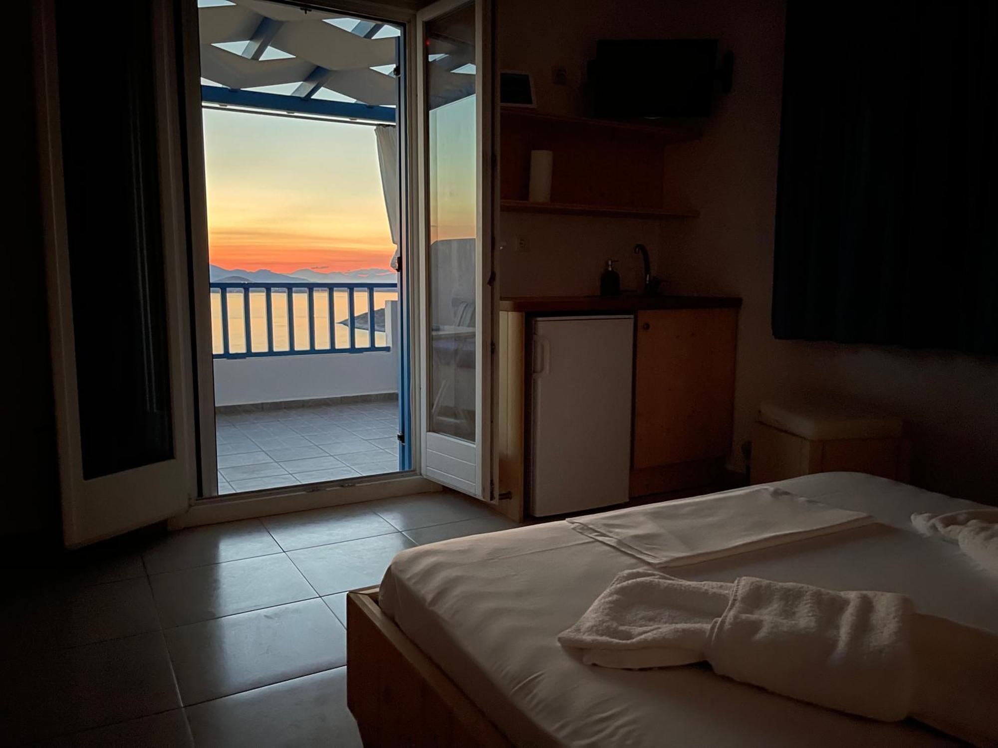 Meltemi Retreat Otel Irakleia  Dış mekan fotoğraf